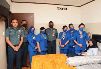 Aspotmar Kolinlamil (tengah) kunjungi anggotanya yang sakit kronis. Kamis (21/4/22)