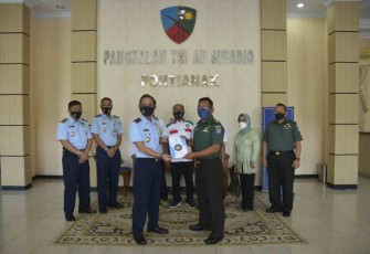 Bersama Ketua panitia, Danlanud memberikan dukungan secara simbolis. Kamis (21/4/22)