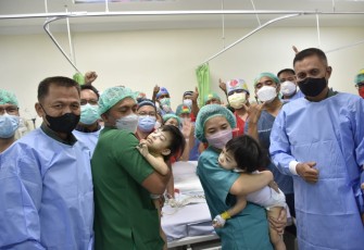 Operasi pemisahan bayi kembar siam berhasil di RSUP Prof.Dr.R.D.Kandou Manado. Kamis (21/4/22)