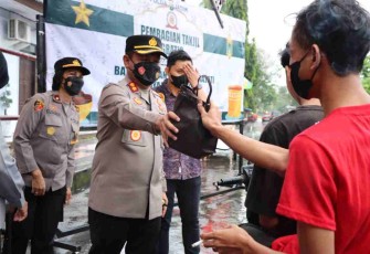 Kapolres Blitar Kota bagikan langsung takjil di jalan, Kamis (21/4/22)