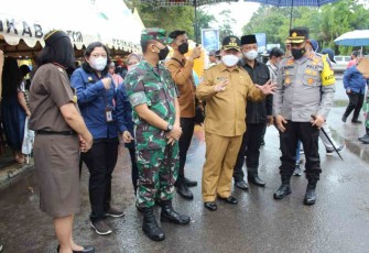 Dandim 1015/Sampit dampingi Bupati Kotim membuka gelar pangan murah di taman Kota Sampit. Jum'at (22/4/2022).