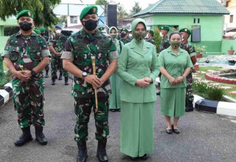 Danrem 023/KS bersama Ketua KCK Koorcabrem 023 disambut jajar prajurit Kodim 0212/Tapsel. Sabtu (23/4/2022)