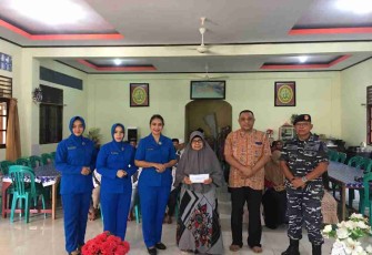 Ketua Cabang 5 Daerah Jalasenastri serahkan bantuan ke Yayasan Melati Alkhairaat Ambon. Jum'at. (22/4/2022)