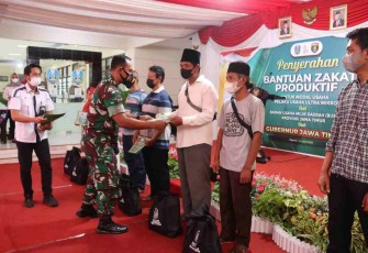Dandim Ngawi serahkan bantuan zakat produktif. Minggu (24/4/2022) 