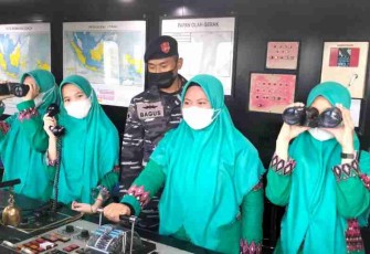 Ngabuburit melihat anjungan kemudi KRI Teluk Bintuni-520. Sabtu (23/4/2022)