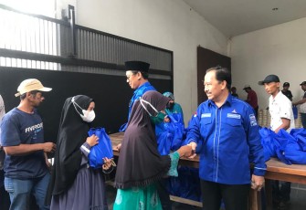 Pembagian 4.000 paket sembako oleh partai Demokrat, di Kabupaten Kediri, Senin (25/4/2022)