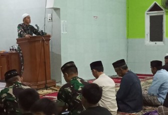 Letkol Arm Gatot Awan Febrianto saat memberikan kultum usai sholat subuh berjamaah. Senin (25/4/2022)