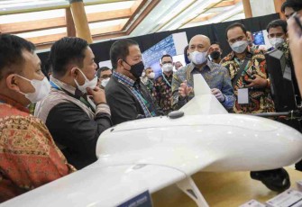 Menteri Teten (batik biru) saat menjelaskan produk lokal UMKM di Jakarta Convention Center. Senin (25/4/2022) 