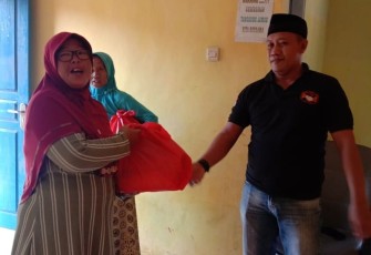 Ketua LSM GPC berikan bantuan sembako warga. Senin (25/4/2022)