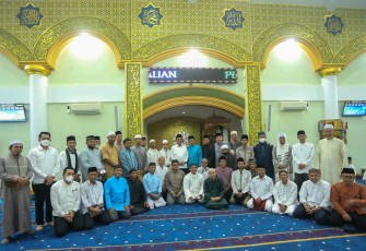 Foto bersama Gubernur Ansar, saat safari Subuh di Masjid Al Munawwarah, Batam, Selasa (26/4/2022)