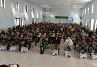 Dandim 1408/Mks (tengah) bersama anggota dan ratusan anak yatim. Selasa (26/4/2022)