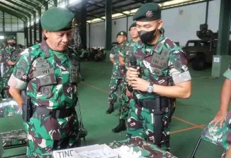 Mayjen TNI Dwi Darmadi menerima paparan Danyonarhanud 16 Kostrad. Selasa (26/4/2022)