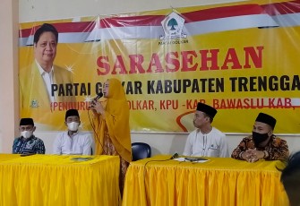 Arik Sriwahyuni, Ketua DPD Partai Golkar Kabupaten Trenggalek, saat memberikan sambutan, dalam kegiatan Safari Ramadhan, Selasa (26/4/2022).