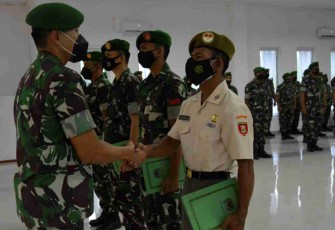 Dandim Kukar Bagikan langsung THR ke anggotanya. Senin (25/4/2022)