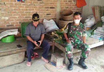 Sambangi perangkat desa, Serma Hamka komsos jaga sinergitas. Selasa (26/4/2022)