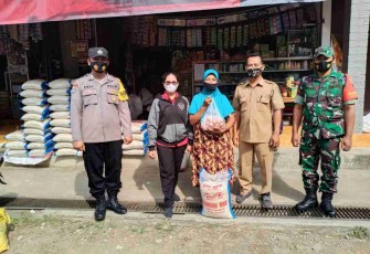Koptu Dwi Darmoko dampingi penyaluran BPNT di desa Ngretong. Selasa (26/4/2022)