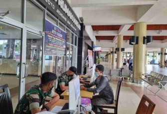Layanan posko vaksinasi lanud Sutan Sjahrir di bandara internasional Minangkabau. Selasa (26/4/2022)