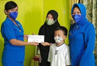 Berikan tali asih untuk Warakawuri Yonmarhanlan XI Merauke. Rabu (27/4/2022)