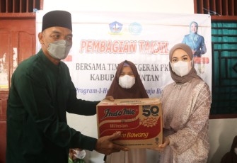 Istri Plt Bupati Bintan, Hafizha, saat menyerahkan sembako, Kamis (28/4/2022)