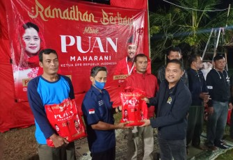 Anggota Komisi VIII DPR RI, Paryono, saat membagikan bantuan paket beras kepada warga dan kader PDI Perjuangan dalam acara bertajuk Ramadhan Berbagi Mbak Puan Maharani, di Tegalsari, Bejen, Karanganyar, Rabu (27/4/2022) malam.