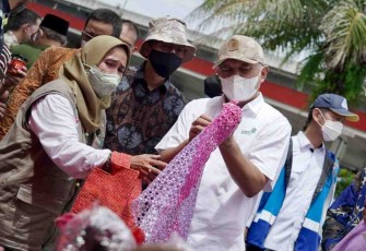Menteri Teten Masduki saat meninjau stand produk UMKM di rest area KM 39A Cikampek. Kamis (28/4/2022)