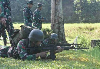 Prajurit Yonif 611/Awang Long bidik sasaran gunakan senapan laras panjang. Jum'at (29/4/2022)