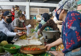 Bupati Haryanto cek langsung harga sembako di pasar sleko Pati