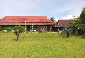 Satgas Yonif Mekanis 643/Wns pangkas rumput di lingkungan sekolah. Jum'at (29/4/2022)