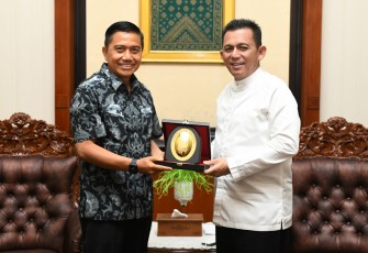 Gubernur Ansar (kanan) saat menyambut Danlantamal IV Tanjungpinang yang baru, Sabtu (30/04/2022).