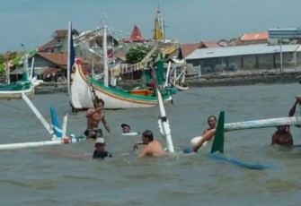 Prajurit TNI AL saat evakuasi perahu nelayan tenggelam. Rabu (27/4/2022)