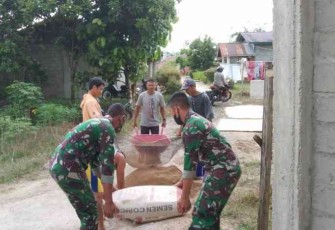 Gotong royong bersama warga bangun gereja di perbatasan. Sabtu (30/4/2022)