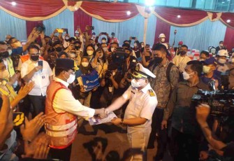 Komandan KRI Teluk Manado-537 mengikuti pelepasan mudik gratis lebaran  sepeda motor angkutan laut di pelabuhan Tanjung Priok. Jum'at (29/4/2022)