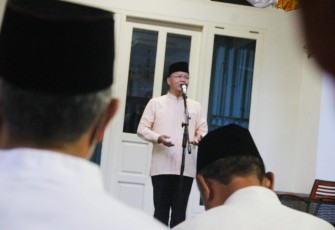 Gubernur Bengkulu Rohidin Mersyah beserta keluarga saat melaksanakan buka puasa bersama Warga Jl. Sadang 1 RT. 06 RW. 02 Kelurahan Lingkar Barat Kota Bengkulu, di kediaman pribadinya, Sabtu (30/04).