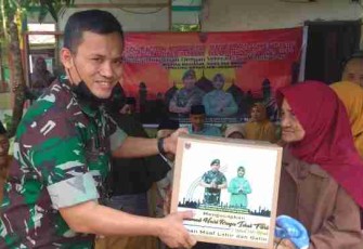 Kolonel Arwan serahkan bingkisan ke warakawuri. Sabtu (30/4/2022) 