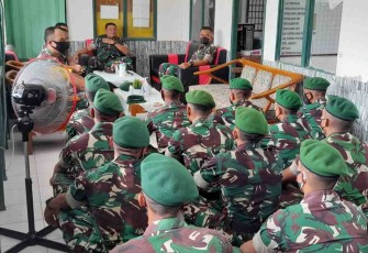 Danrem 121/Abw saat memberikan pengarahan di Kipan A Yonif 642/Kps. Jum'at (29/4/2022)