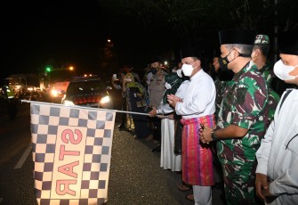 Gubernur Kepri, H Ansar Ahmad, saat melepas peserta pawai takbir keliling, Minggu (1/5/2022) malam