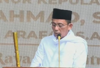 Gubernur Kepri, H. Ansar Ahmad, saat menjadi lhatib Idul Fitri 1443 H, di Masjid An Nur Sagulung, Kota Batam, Senin (2/5/2022)