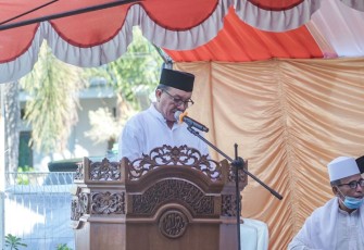 Wali Kota Bitung, Maurits Mantiri, saat sambutan pada pelaksanaan Salat Idul Fitri, di Masjid Jami An-Nur Girian Bawah, Senin (2/5/2022)  
