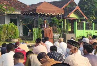 Warga Pleret kabupaten Bantul penuhi lapangan Sultan Agung melaksanakan sholat Ied berjamaah. Senin (02/05/2022)