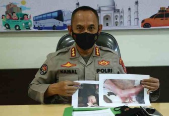 Kombes Pol Drs Ahmad Musthofa Kemal membenarkan anggota TNI Polri tertembak KKB saat conference pers di Jayapura. Senin (02/05/2022)