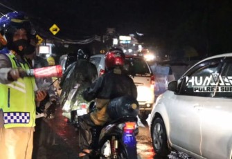 Akbp Sumarni atur lalu lintas di jalur wisata Sariater. Rabu (04/05/2022)