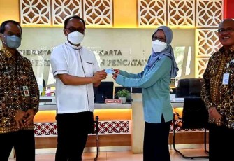 Dirjen Zudan berikan KTP secara simbolis ke warga di Surakarta. Rabu (04/05/2022)