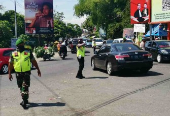Berjibaku atur padatnya lalulintas arus balik di wilayah Blitar Kota. Kamis (05/05/2022)