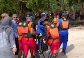 Proses evakuasi korban terseret ombak pantai Walur Pugung, Pesisir Barat, Jumat (6/5/2022)