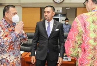 Wakil ketua komisi III DPR RI (pakai masker) saat memberikan keterangan pers di Jakarta. Jum'at (06/05/2022)