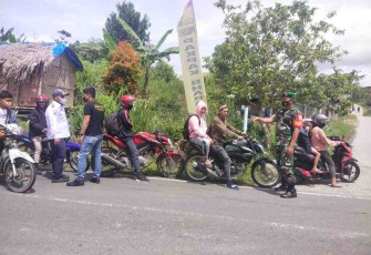 Dengan humanis Babinsa himbau warga patuhi prokes. Jum'at (06/05/2022)