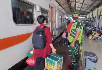 Babinsa berikan rasa aman pemudik lebaran. Jum'at (06/05/2022)