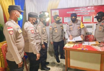 Kapolres Bintan saat mengunjungi pos pengamanan Polsek Tambelan, Jumat (6/5/2022) 