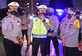 Kapolri saat tinjau pelaksanaan one way contraflow di tol Cikampek KM 28. Jum'at (06/05/2022) 