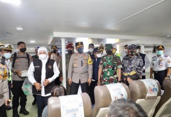 Kapolda bersama Gubernur Jatim saat meninjau fasilitas kapal Ferry Banyuwangi - Bali. Sabtu (07/05/2022)